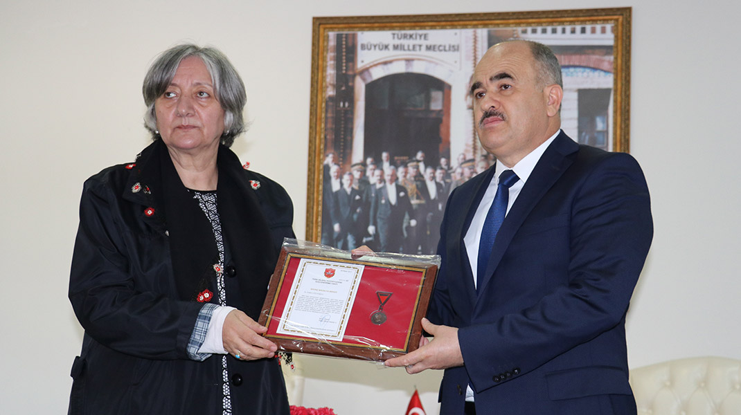 Düzce Valisi Sayın Zülfikar DAĞLI, Bağışçımız Firdevs OTLUOĞLU’na Madalyasını Verdi