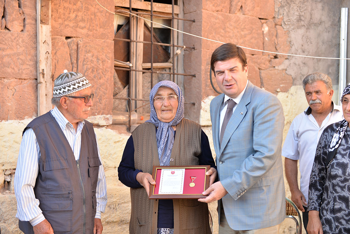 Kayseri Vali Yardımcısı Sayın Dr. M.H. Nail ANLAR, Bağışçımız Mehmet TAŞDEMİR’e Altın Madalyasını Verdi.